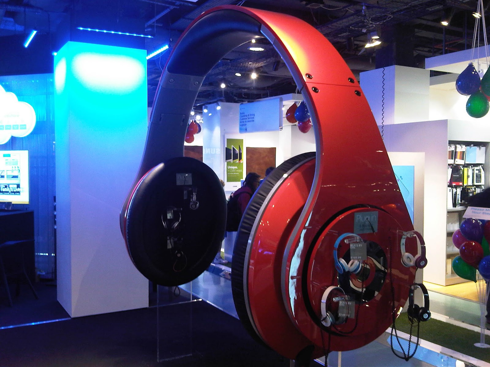 dandanmusicman Daily Music News WORLDS BIGGEST BEATS BY DRE HEADPHONES?