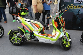 Gambar Motor Modifikasi Honda Zoomer-X warna nyentrik Gambar Motor Modifikasi Honda Zoomer-X warna nyentrik