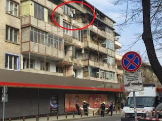Баща на две деца заплашва да скочи от четвъртия етаж Баща на две деца заплашва да скочи от четвъртия етаж