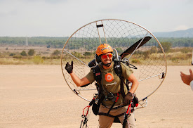 En Xavi Guerra acabada l'exhibició dels Paramotors.