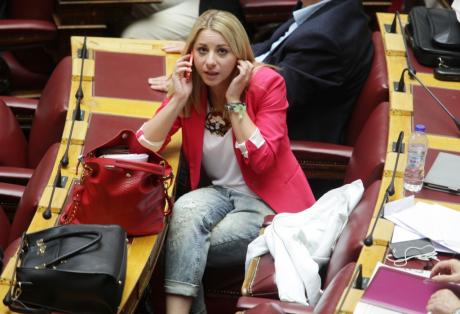 Πως θα σηκώσω το ηθικό βάρος;   Ξέσπασε σε κλάματα η 33χρονη βουλευτής του ΣΥΡΙΖΑ