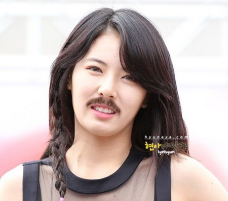 20110610_hyuna_moustache.jpg