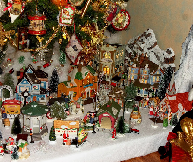 A DEBBIE-DABBLE CHRISTMAS: 2013 Christmas Home Tour, Part 2, An Old