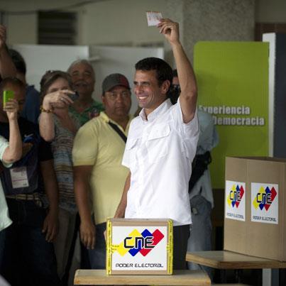 Henrique Capriles emite su voto en el colegio Santo Tomás de Villanueva - Bolivia informa Elecciones presidenciales Venezuela 2012