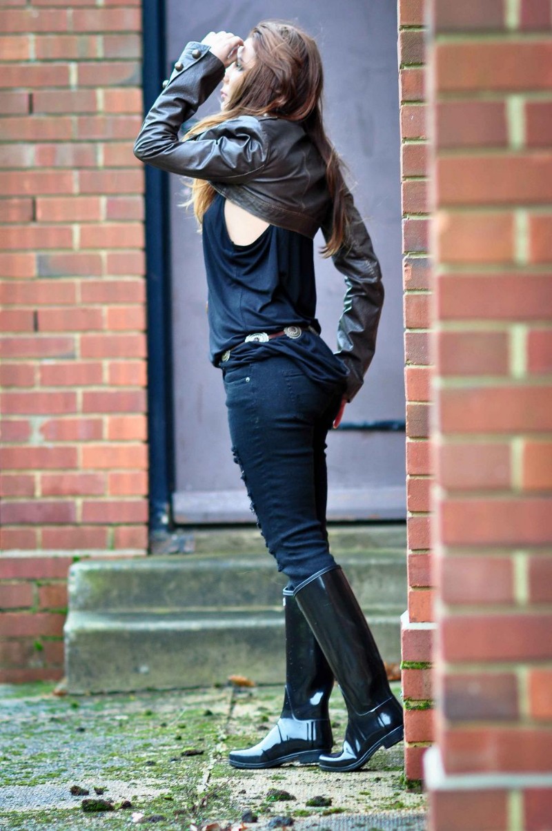 simona-mar-blog-blanco-leather-crop-jacked-zara-vest-forever-21-black-Destroyed-Skinny-jeans-hunter-regent-wellington-glossy-rain-boots-urban-oufitters-belt-1.jpg