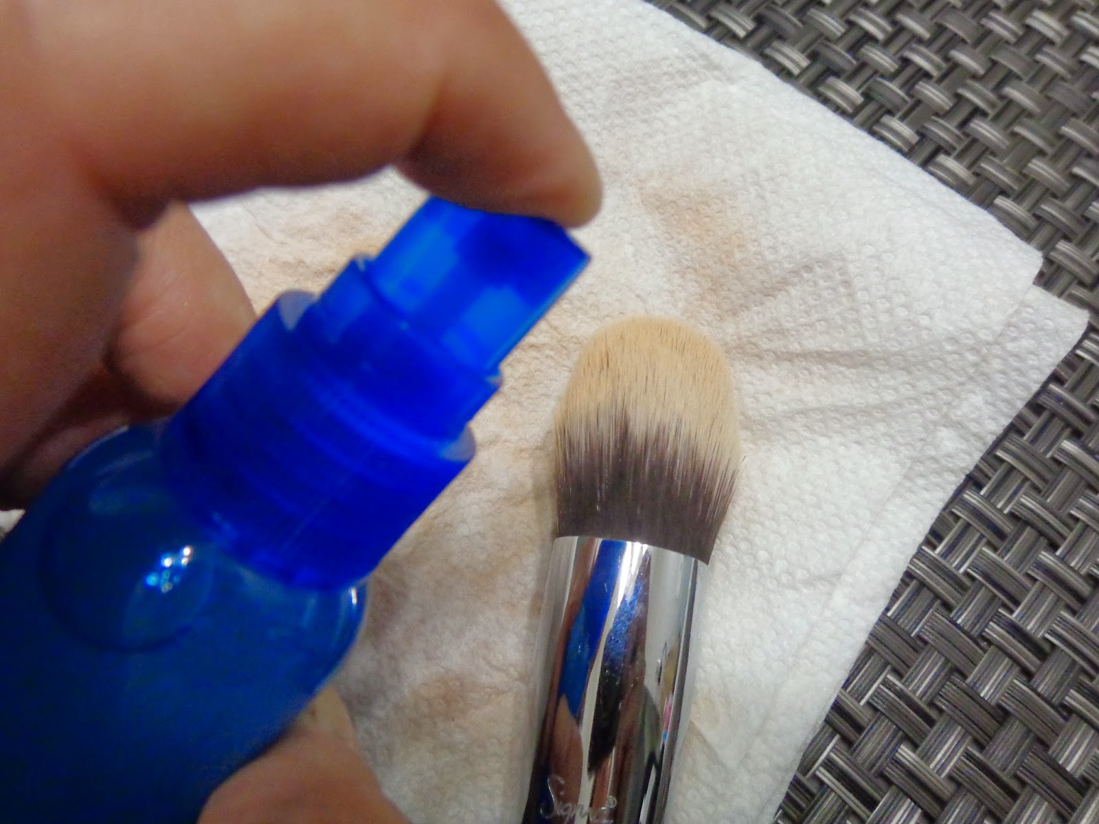 Ms. Adventures in Makeup So Fresh and so Clean DIY Daily Brush Cleaner!
