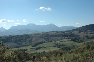il profilo dell’Appennino umbro marchigiano the profile of the Apennines of Umbria Marche