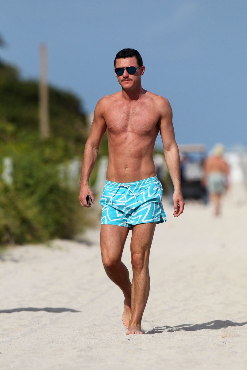 Luke Evans Shirtless On Miami Beach Oh yes I am
