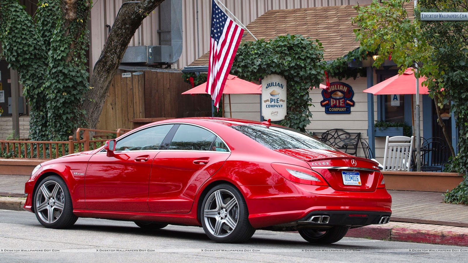 http://4.bp.blogspot.com/-ptvIwMpEHvc/UShvw88MpMI/AAAAAAAAIEI/--g61cgNlIc/s1600/Mercedes-Benz-CLS63-AMG-2012-Outside-Caffe.jpg