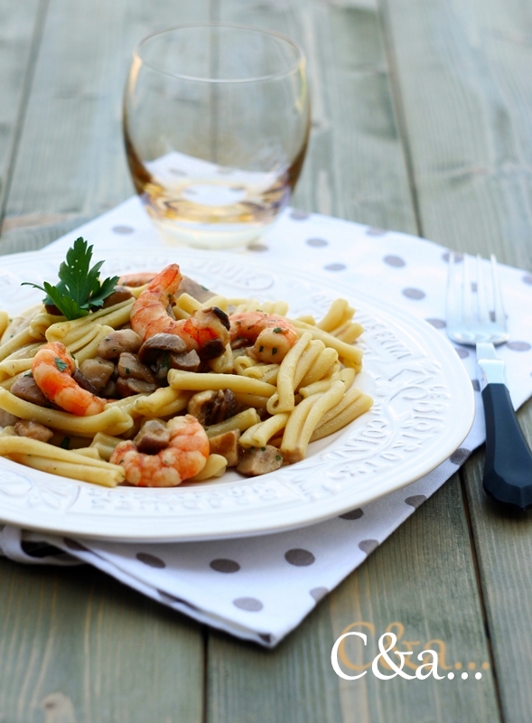 Cucinando e assaggiando... Caserecce ai porcini e gamberi
