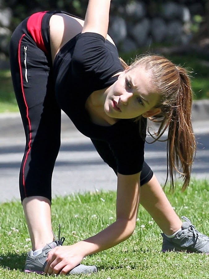 Nathalia Ramos doing some exercises before a run
