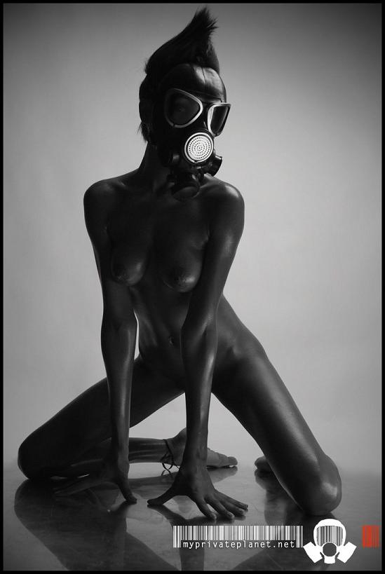 michael andrews fotografia erótica fetiche máscaras de gás mulheres peladas nuas