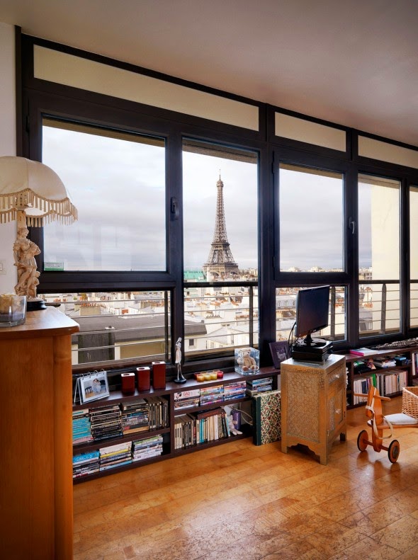 A Torre Eiffel vista pelas janelas parisienses na fotografia de Jasper White Jasper White fotografia torre eiffel vista de janelas em Paris