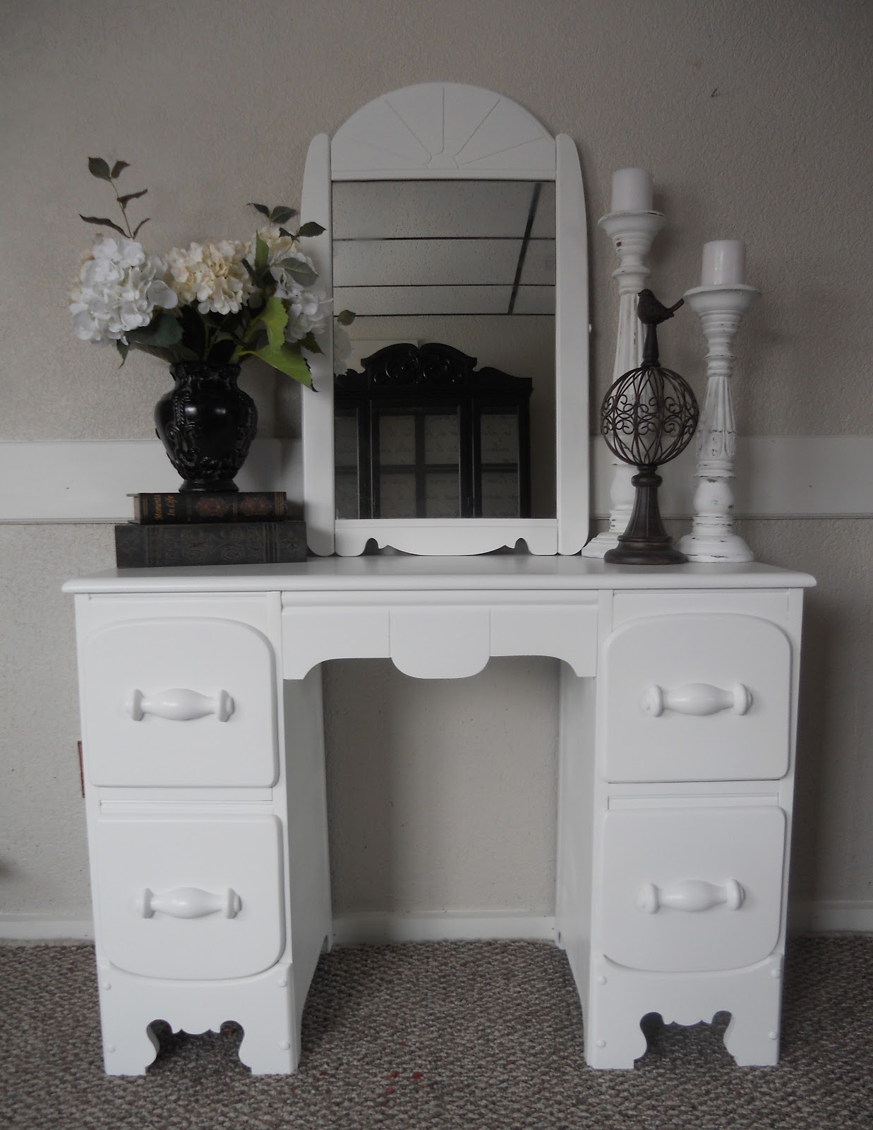 {createinspire} White Antique Vanity