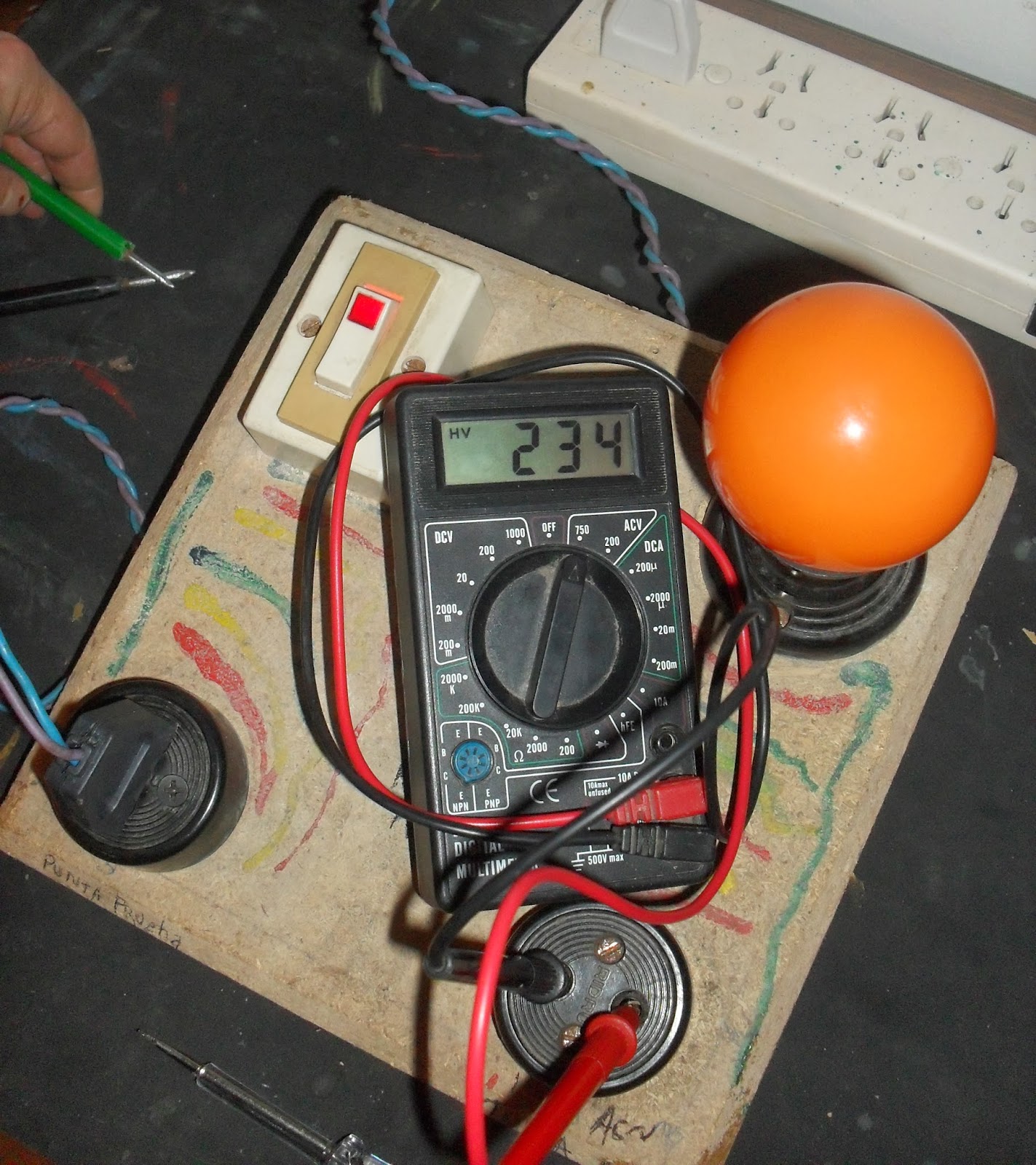 Construye Tu Tablero de Pruebas . Taller de Electricidad del Colegio