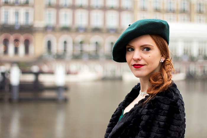 Chique, vintage style fashion blogger Christmas Outfit with lots of Emerald green