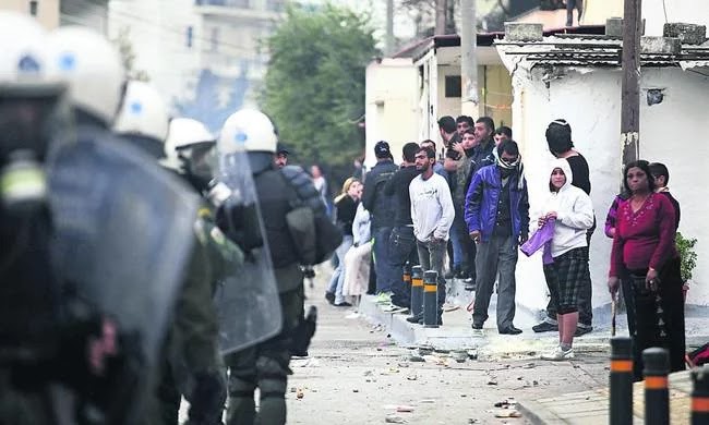 Θάνατος μαθητή στο Μενίδι: Οργισμένοι και αγανακτισμένοι οι κάτοικοι (vid) Θάνατος μαθητή στο Μενίδι: Οργισμένοι και αγανακτισμένοι οι κάτοικοι (vid)