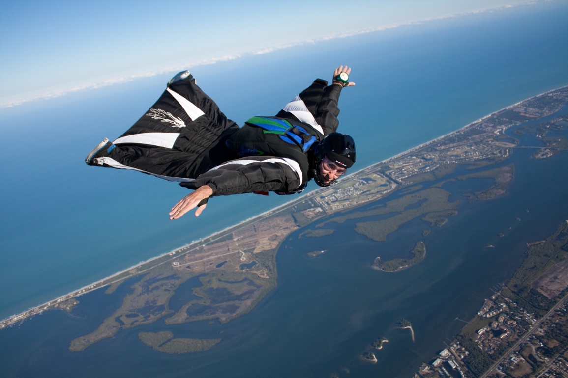 http://4.bp.blogspot.com/-q0PrMNxw0G0/TjAG9-20eqI/AAAAAAAABB0/qbAk5ZaE4S8/s1600/jeff-nebelkopf-Wingsuit-Jump.jpg