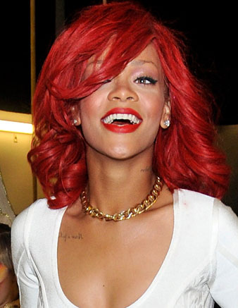 Rihanna Kızıl Dalgalı Saçlar Rihanna nar kırmızısı omuz hizası katlı saçlarına iri dalgalı saç modeli yaptırmış ve kahküllerini yan tarafına atarak hoş ve doğal bir görünüm elde etmiştir.