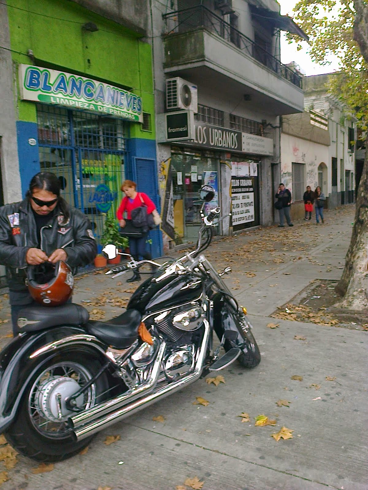 BUSCO NOVIA, "soy súper - heavy y a veces paro en Olivera y Alberdi en Floresta en un kiosco"