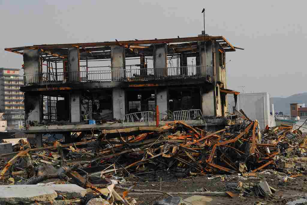 2011/03/11 東日本大震災 記憶を忘れないための写真ブログ 雄勝の観光バスの乗ったビル と観光バス