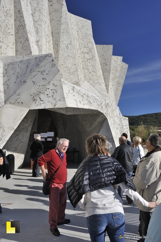 Devant l'entrée de la reconstitution de la grotte chauvet photo pascal blachier