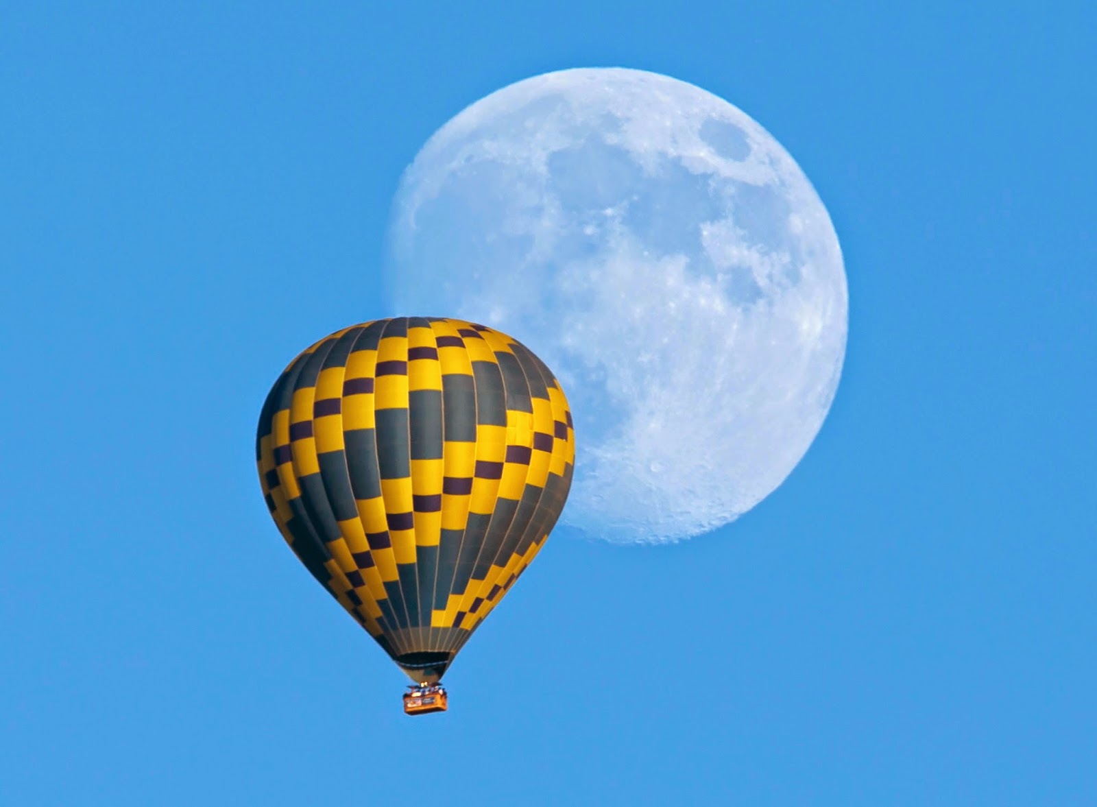 Por Qué A Veces La Luna Se Observa En El Día