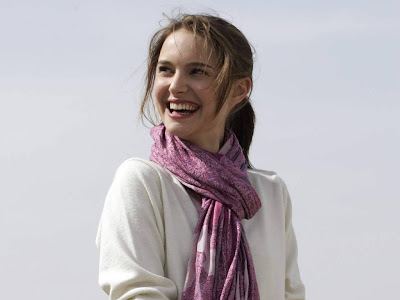 Natalie Portman-Desktop Glamour Girl Wallpaper