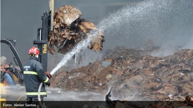 Incêndio atinge depósito do shopping Midway Mall em Natal Incêndio atinge depósito do shopping Midway Mall em Natal