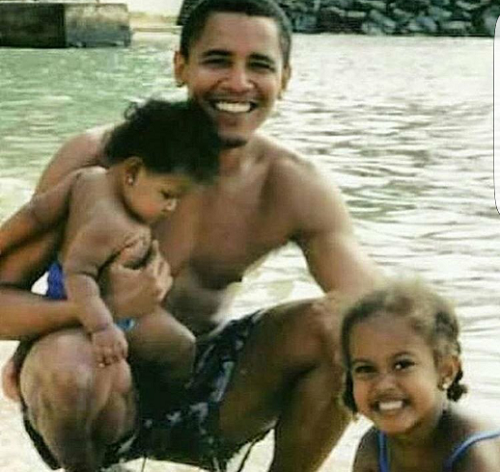 Résultat de recherche d'images pour "barack obama et ses deux filles"