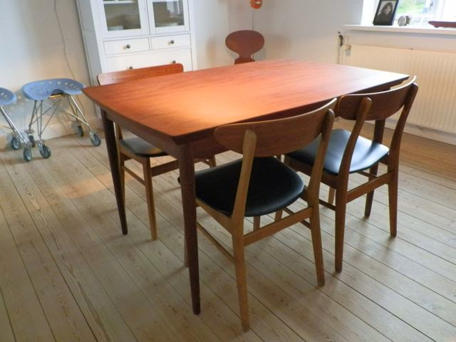 Retro furniture: teaktræ spisebord med hollandsk udtræk