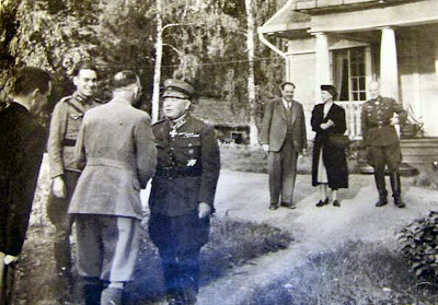 NAZI JERMAN: Album Foto Heinrich Himmler Sendiri dan Bersantai