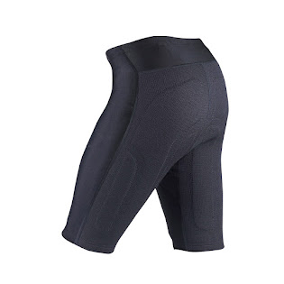 Completa tu equipción con unos Rooster® Race Armour™ Shorts