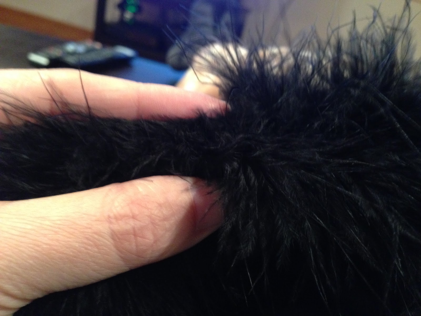 theladydetalle Sewing on marabou feather trim a mini tutorial