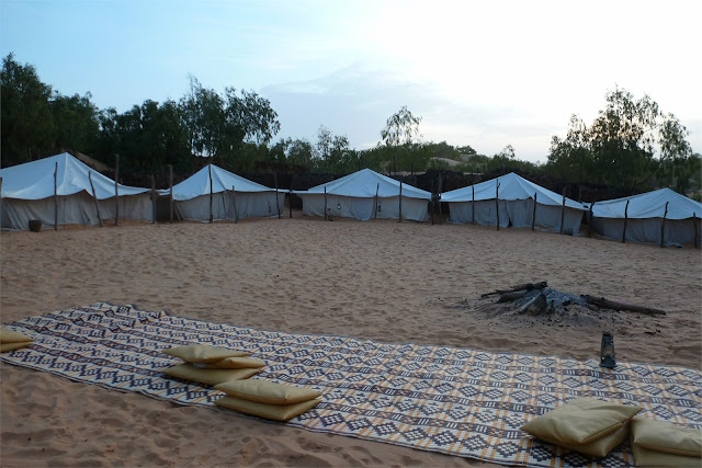 La luz del nuevo día ilumina el campamento