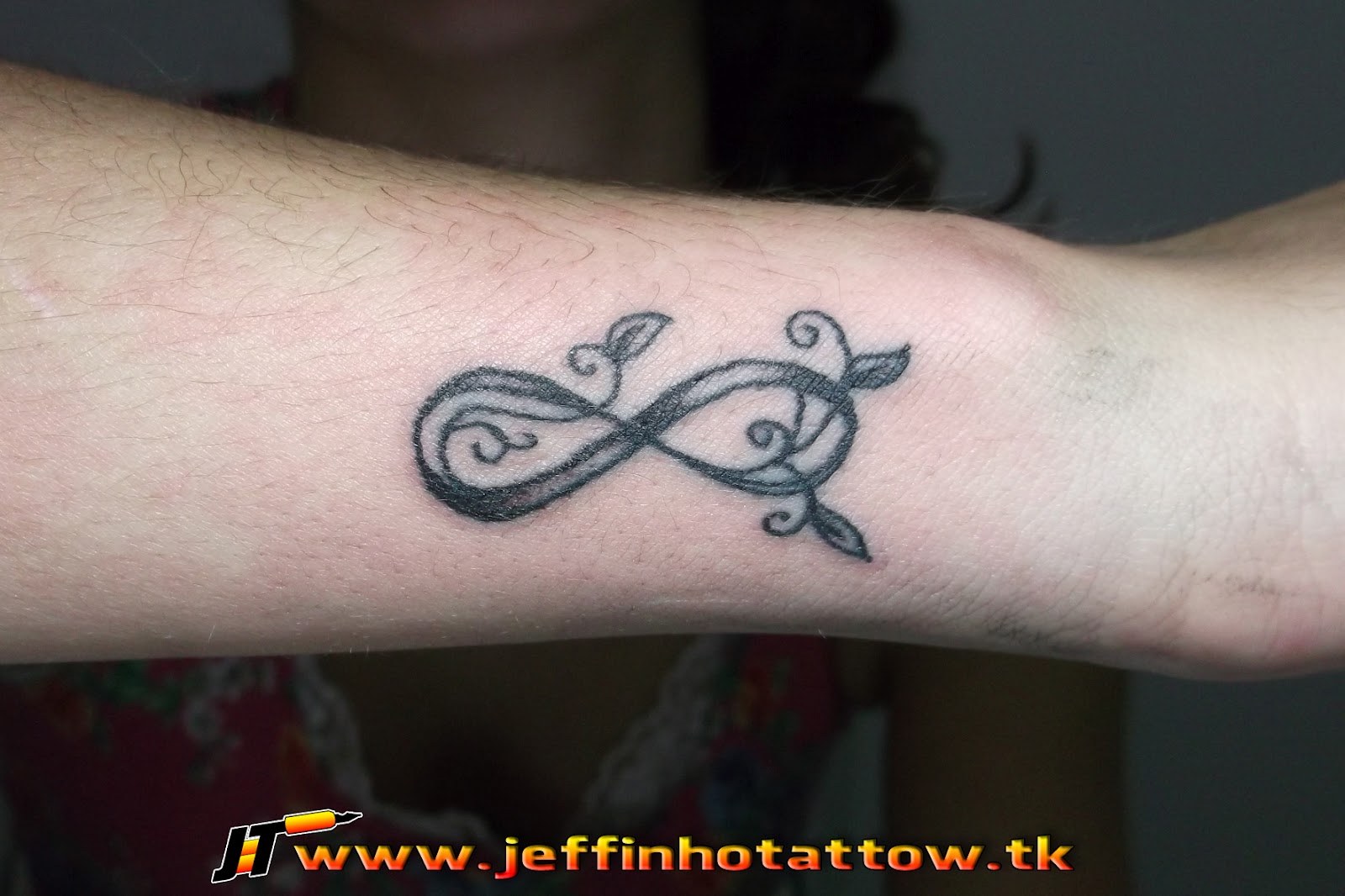 http://4.bp.blogspot.com/-q98SSODBCHs/T7F3wdR0MJI/AAAAAAAADZY/O0m8qWzWZqQ/s1600/Tatuagem%20Infinito%201%20-%20Jeffinho%20Tattow.jpg