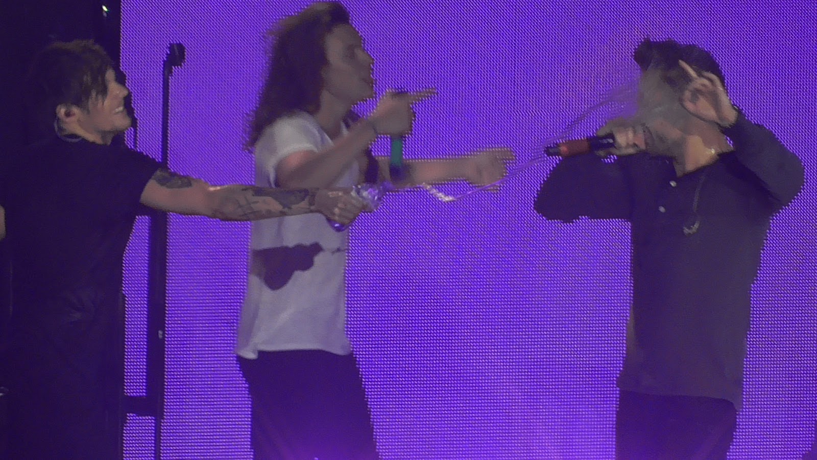 One Direction On The Road Again Tour Concert Review Louis & Liam water fight