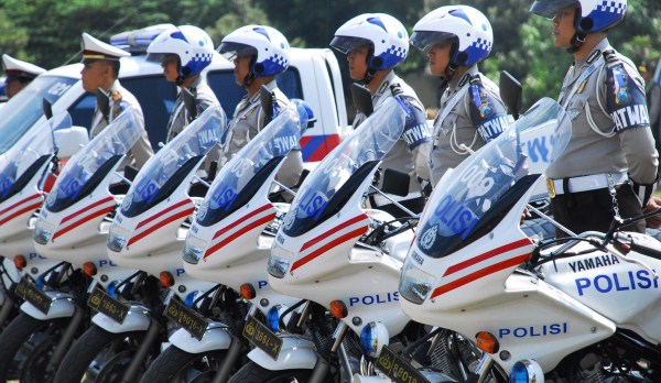 Aksi Polisi Indonesia Menolong Pengguna Jalan