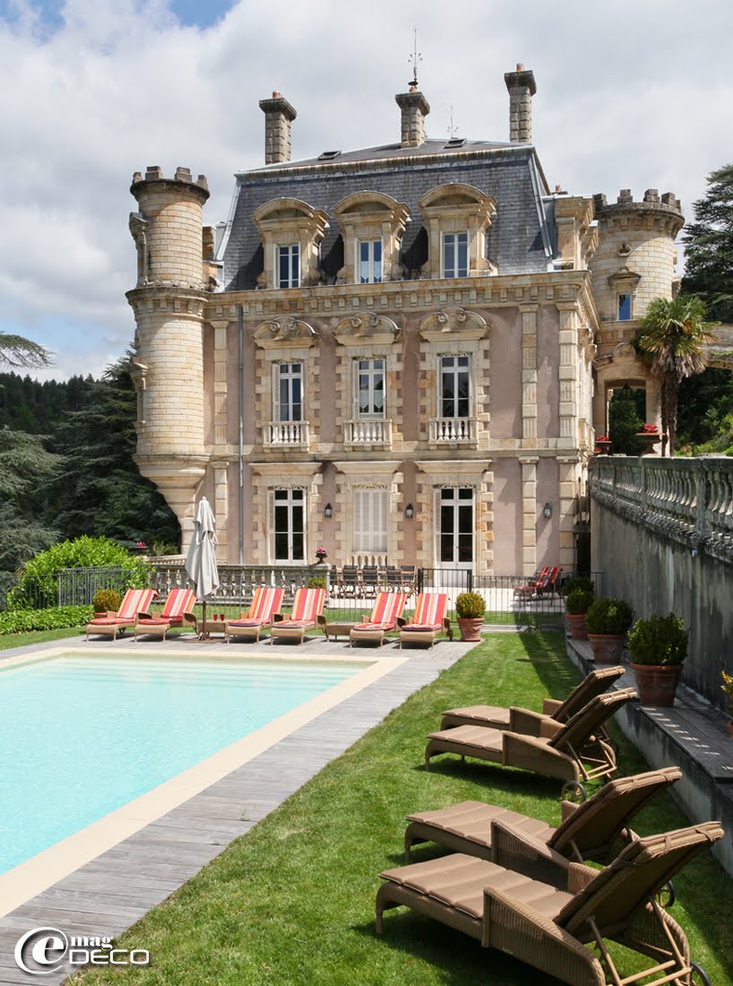 Façade et piscine du Château Clément, demeure privée recevant des hôtes à Vals-les-Bains