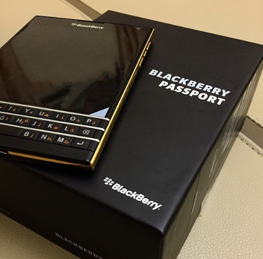صور ومواصفات وسعر هاتف بلاك بيري باسبورت بالون الاسود والذهبي BlackBerry Passport