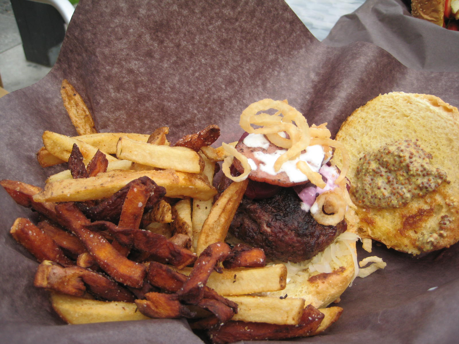 The Burger Tour Woody's Burgers. We take the Etobicoke challenge!