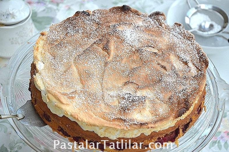 PastalarTatlılar . com Kırmızı Erikli Bezeli Pasta
