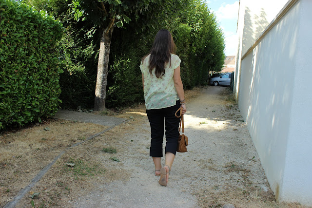 sandales bijoux / bracelet Hipanema / blouse jaune