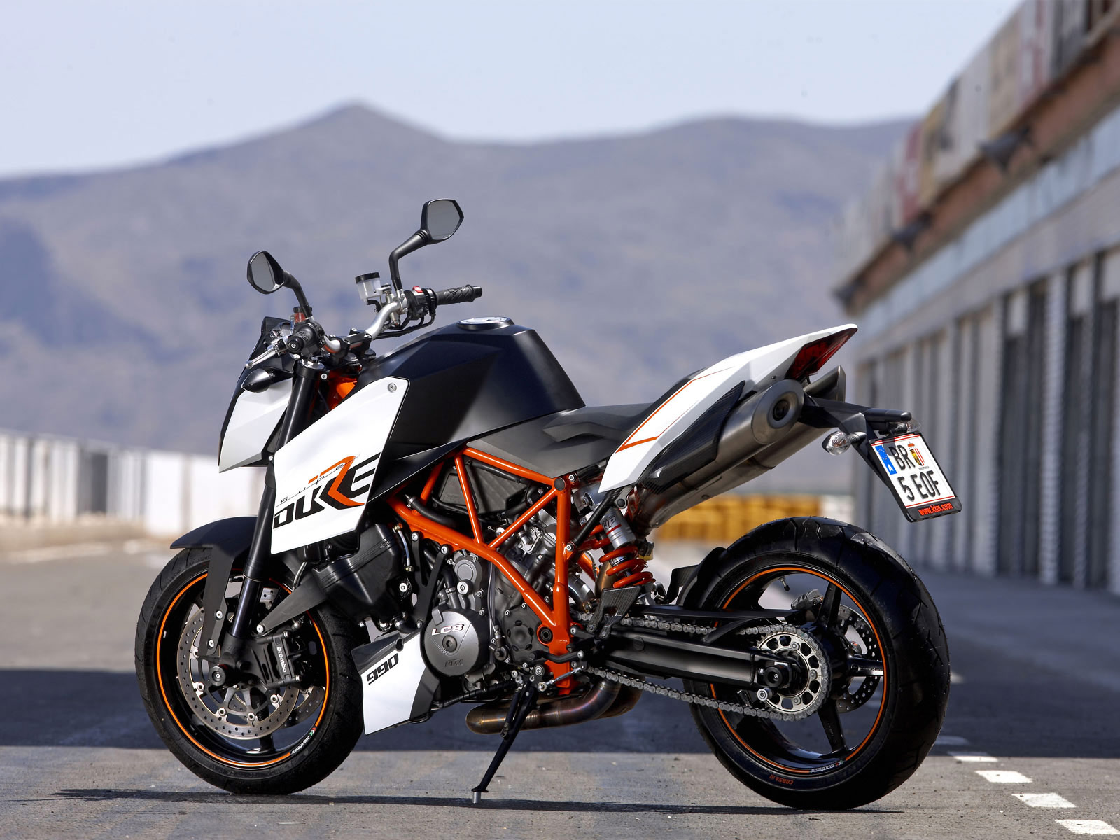 http://4.bp.blogspot.com/-qFNLufvALJo/TlSg07gP3OI/AAAAAAAAAqs/pknPn9sxAMs/s1600/KTM_990_Super_Duke_R_2009_motorcycle-desktop-wallpaper_02.jpg