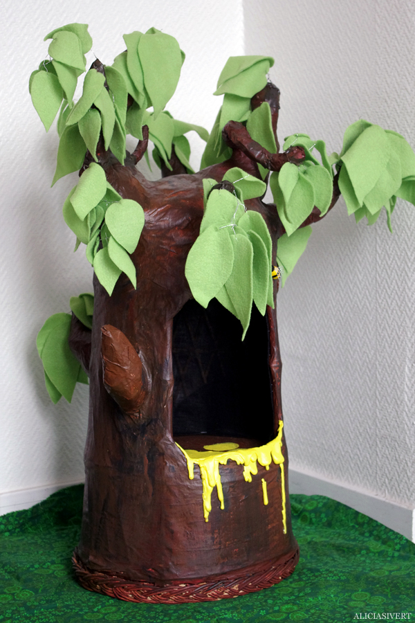 Honey tree by Alicia Sivertsson Aliciasivert, alicia sivert, alicia sivertsson, honey tree, winnie the pooh, nalle puh, honungsträd, träd, honung, bee, bin, bees, bi, hundsport, hund show, träning, lek, uppvisning, makeri, alster, bygg, diy, papier mache, ståltråd, återbruk