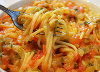 Espaguete com Molho de Tomates e Castanha-de-Caju Espaguete com Molho de Tomates e Castanha-de-Caju (vegana)