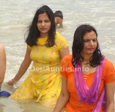 Southfilmz: Tempting Aunties clevage show in water