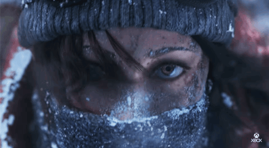No gif: Lara Croft no meio de uma tempestade de neve, apenas com os olhos à mostra entre as roupas de frio. Ela está suja e congelando, mas cerra os olhos determinada a continuar.