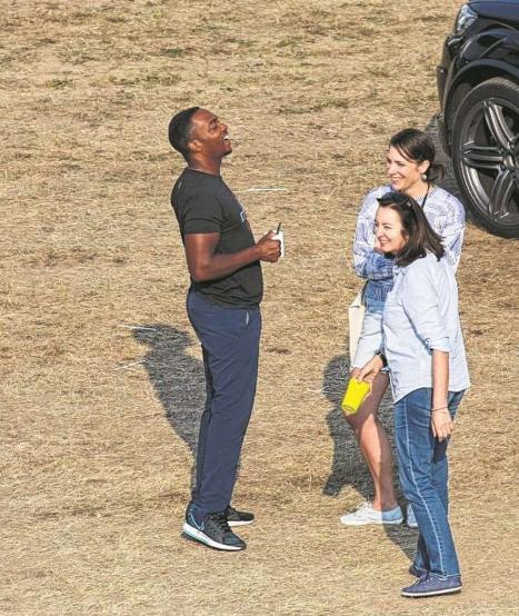 Маки веселится вне съемок.