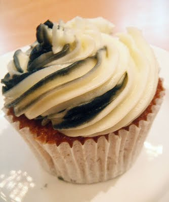 Swirly Magpie Cupcake